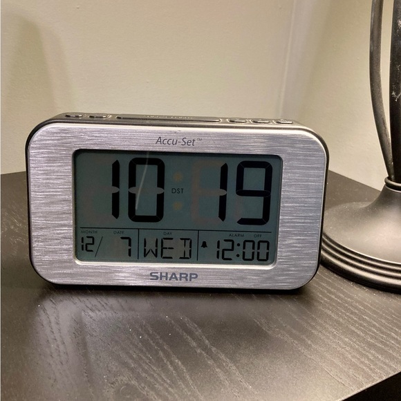 Sharp Accu-Set LCD Alarm Clock - automatically adjusts for Daylight Savings Time - Picture 10 of 10